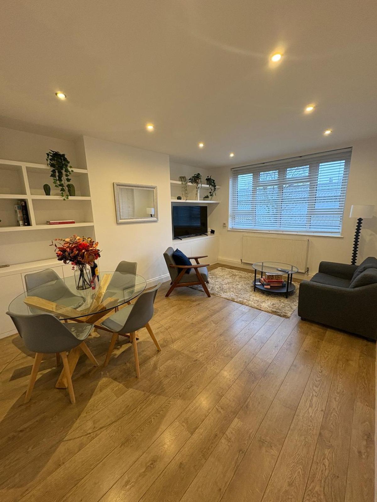 Apartment Spacious 3-bedroom Flat In Prime Location *