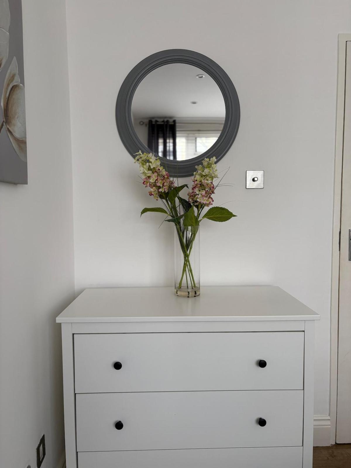 Spacious 3-bedroom Flat In Prime Location Apartment *