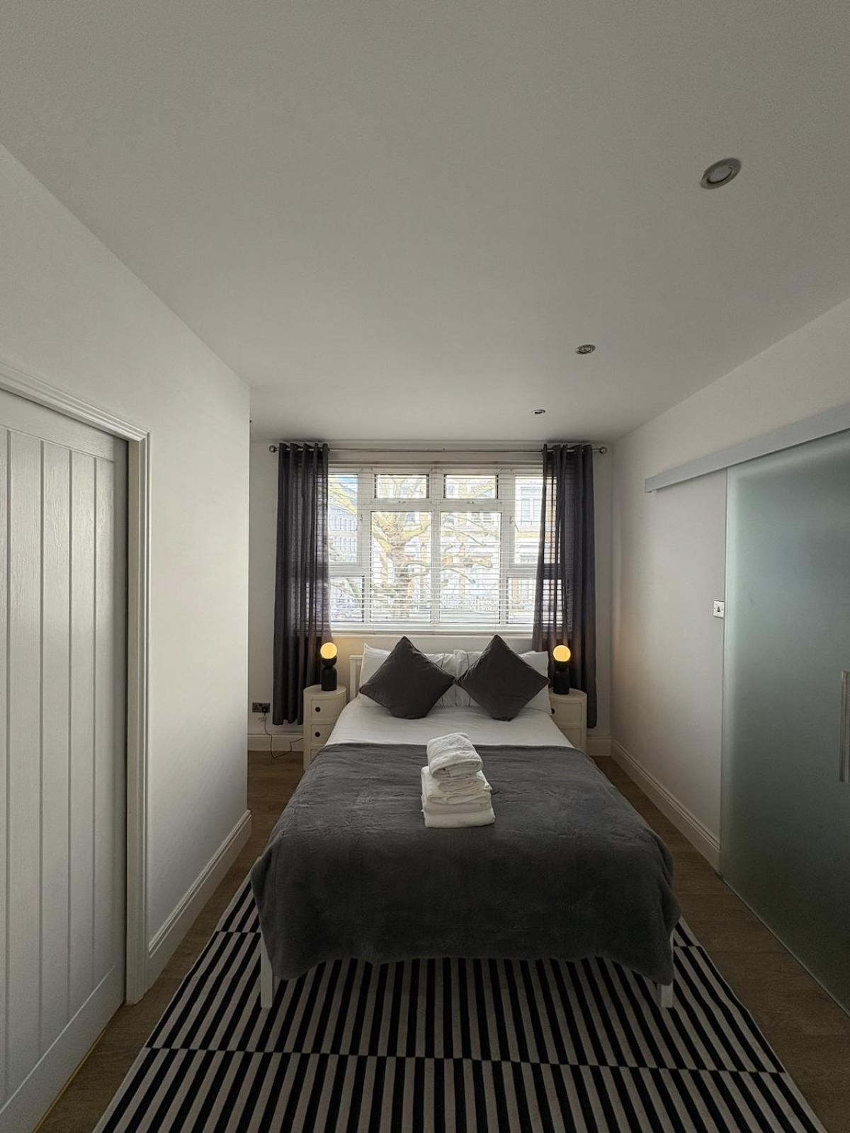 Apartment Spacious 3-bedroom Flat In Prime Location *