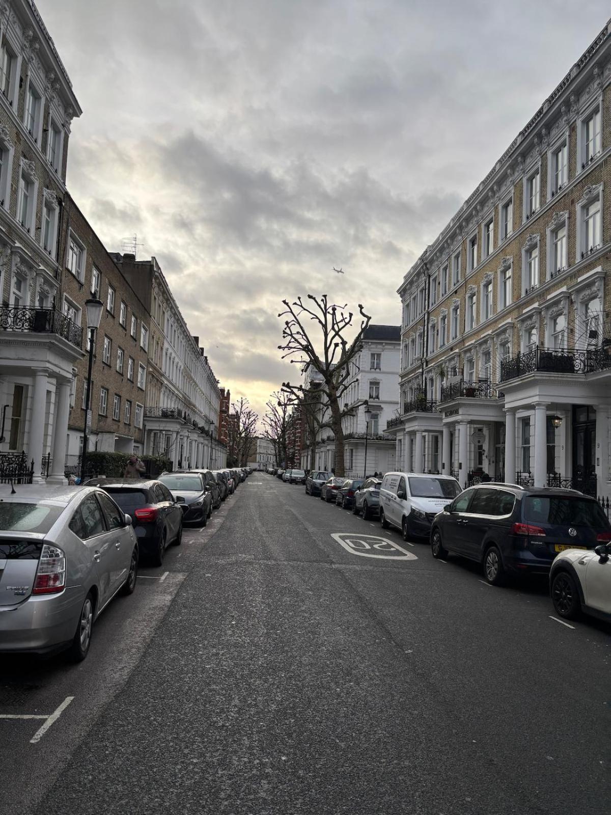 Spacious 3-bedroom Flat In Prime Location Apartment *